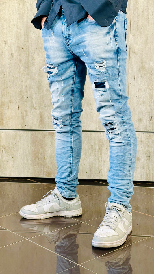 Jeans skinny con strappi e toppe 129