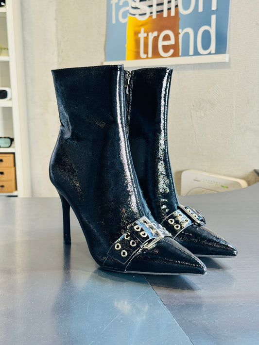 Tronchetto effetto vinile nero con fibbia borchiata 2862