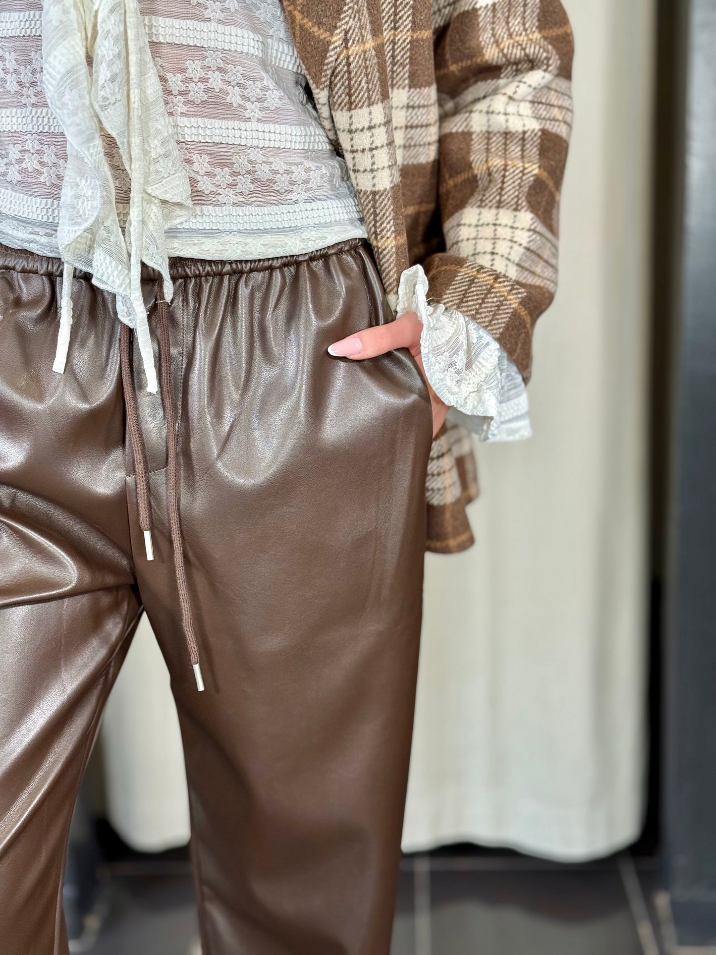 Pantalone in ecopelle con coulisse in vita marrone 2267