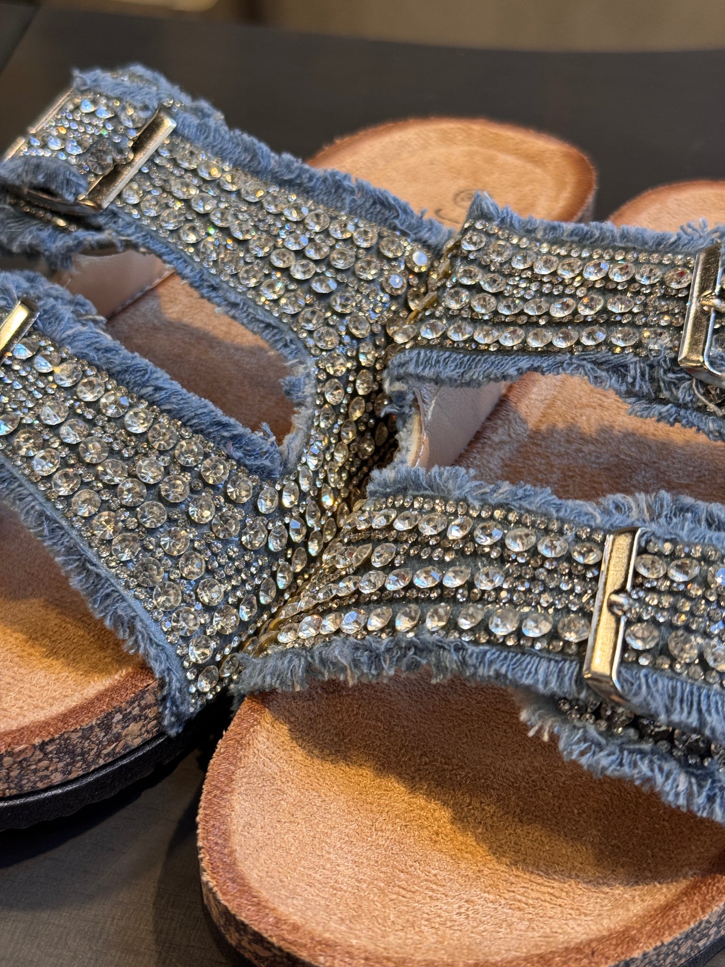 Ciabatta in denim con fibbie e brillantini 2911
