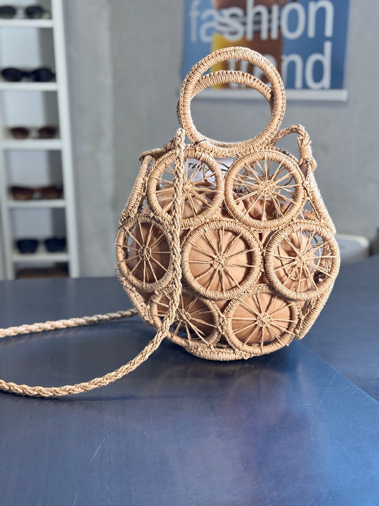 Borsa effetto rafia tonda con tracolla 2574