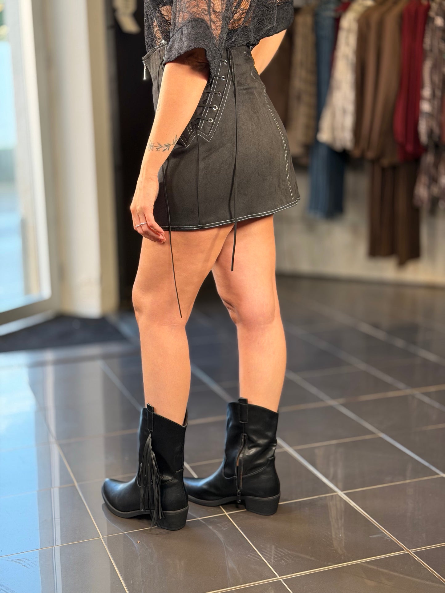 Mini gonna effetto suede nera con stringhe e zip 2419