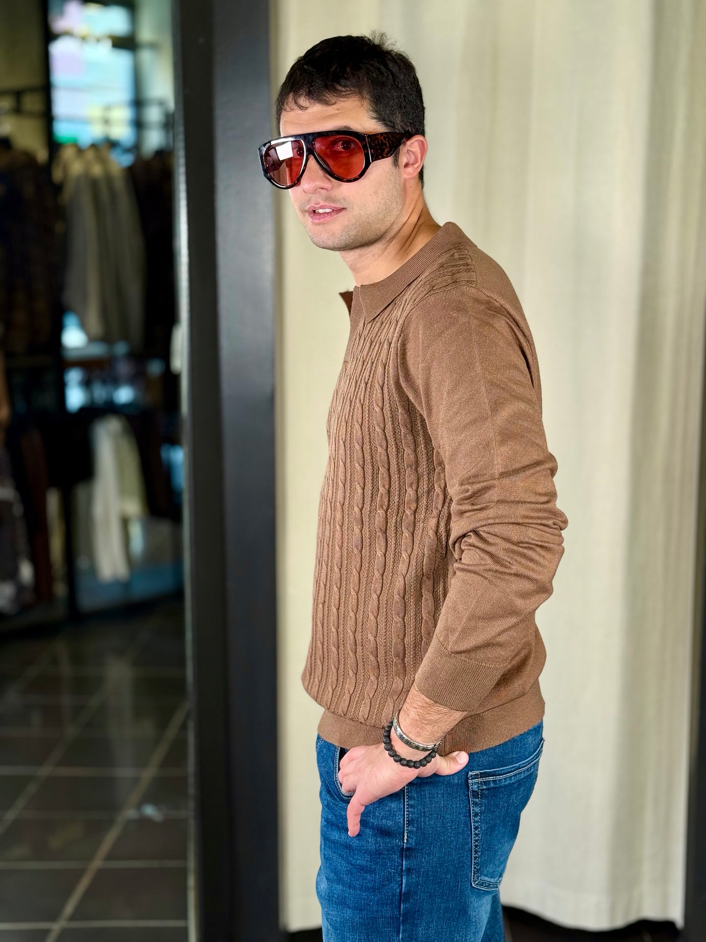 Polo in maglia con treccia marrone 2306