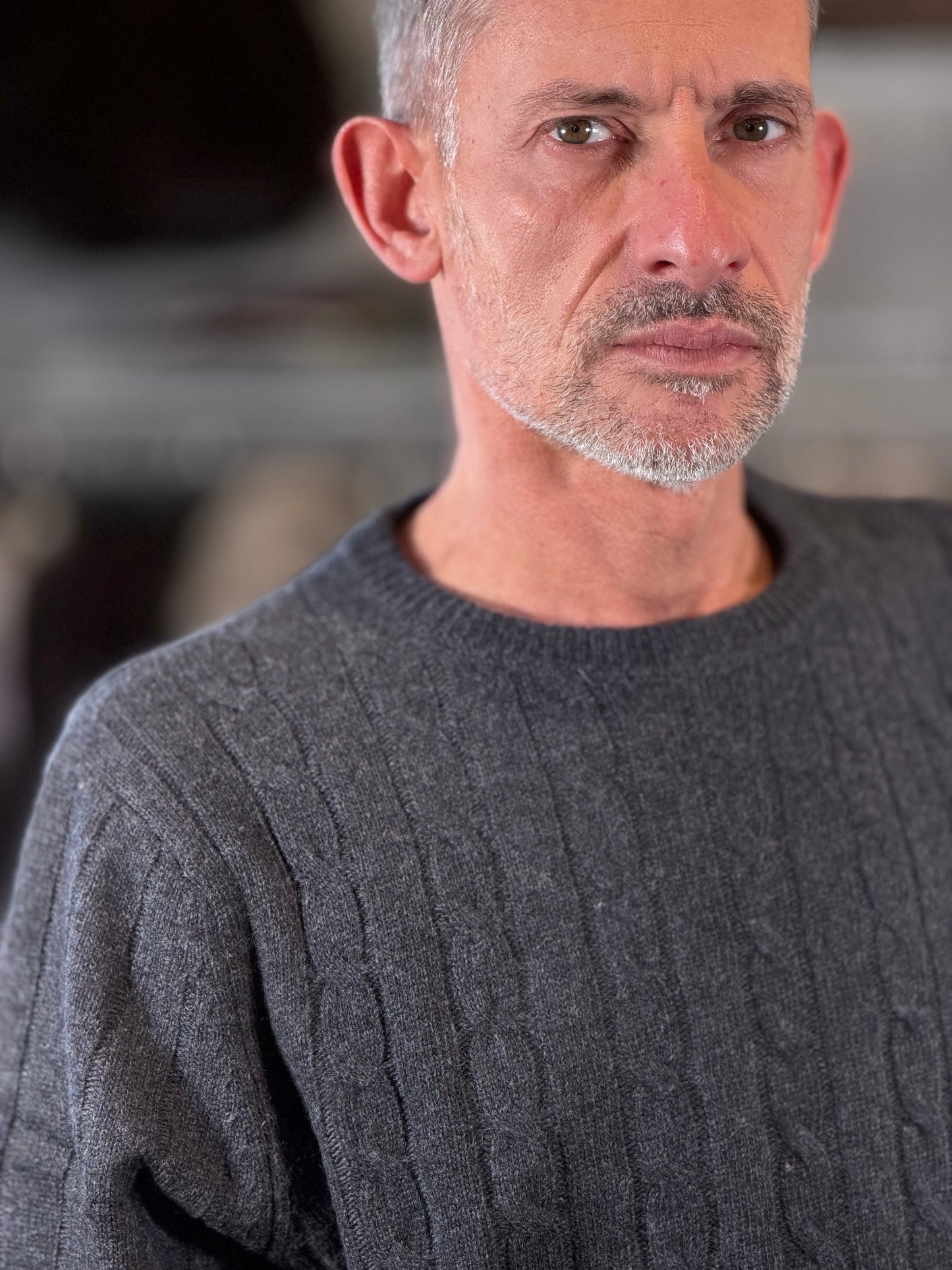 Maglione girocollo grigio antracite con trecce 2605