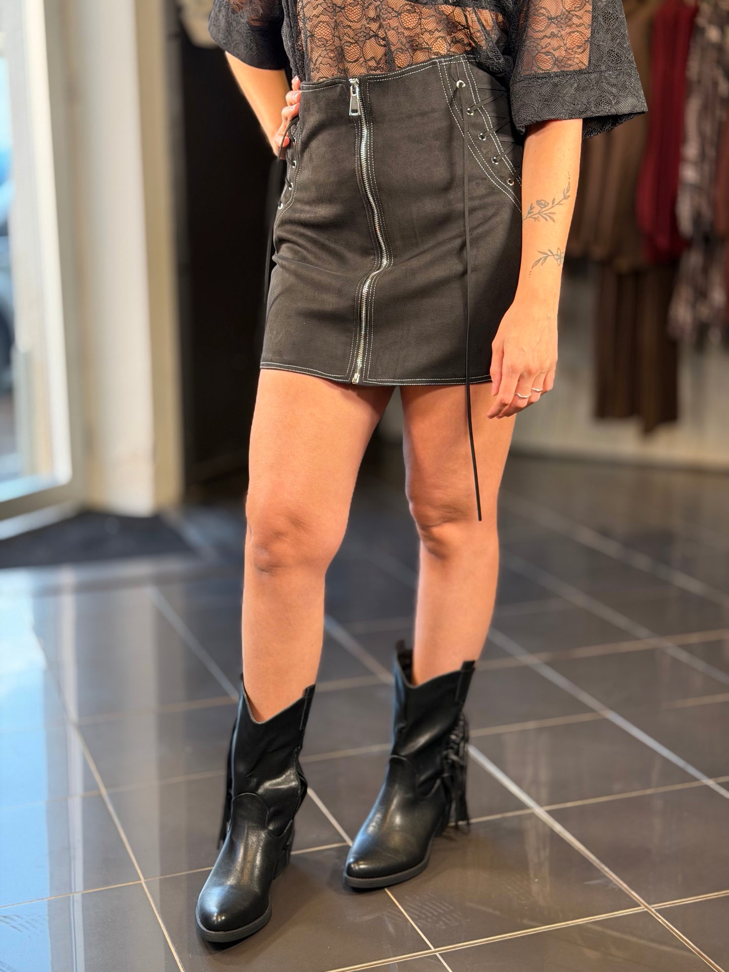 Mini gonna effetto suede nera con stringhe e zip 2419