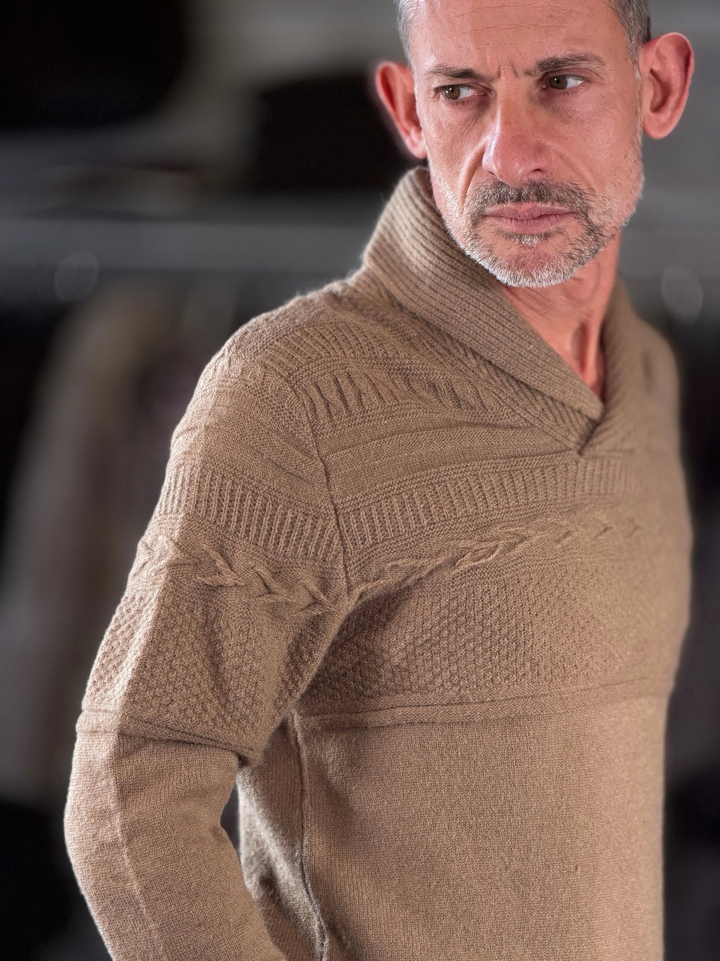 Maglione beige con collo a scialle 2567