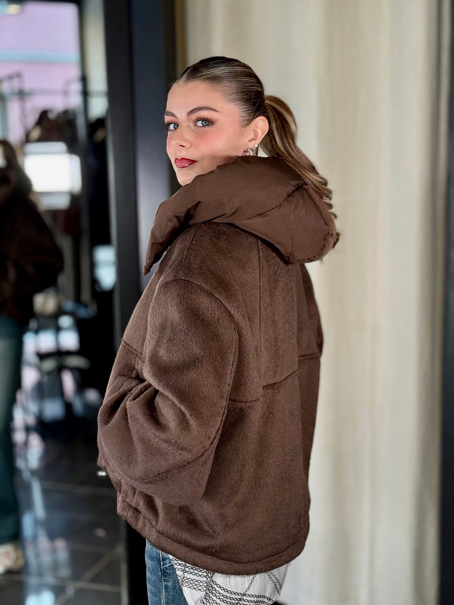 Giubbino effetto peluche marrone con cappuccio rimovibile 2183