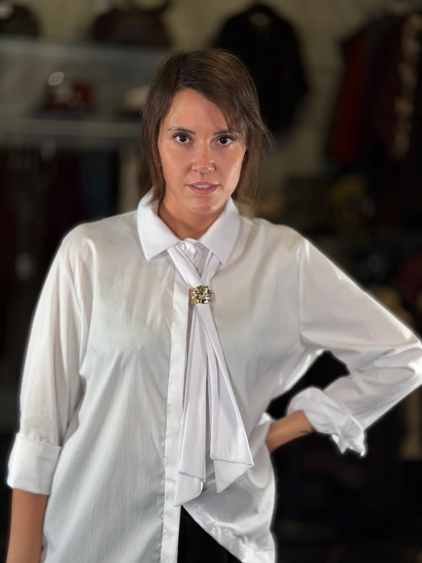 Camicia bianca basica con cravatta con fermo gioiello in taglia unica 2473