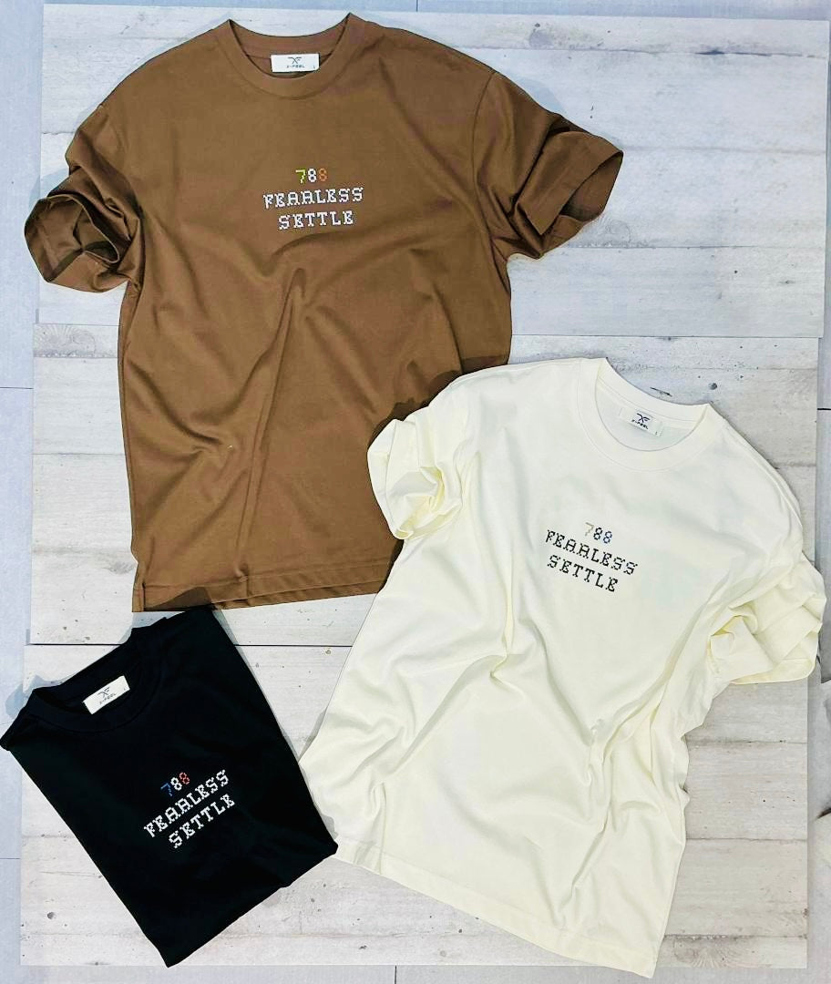 T-shirt panna con scritta 2698