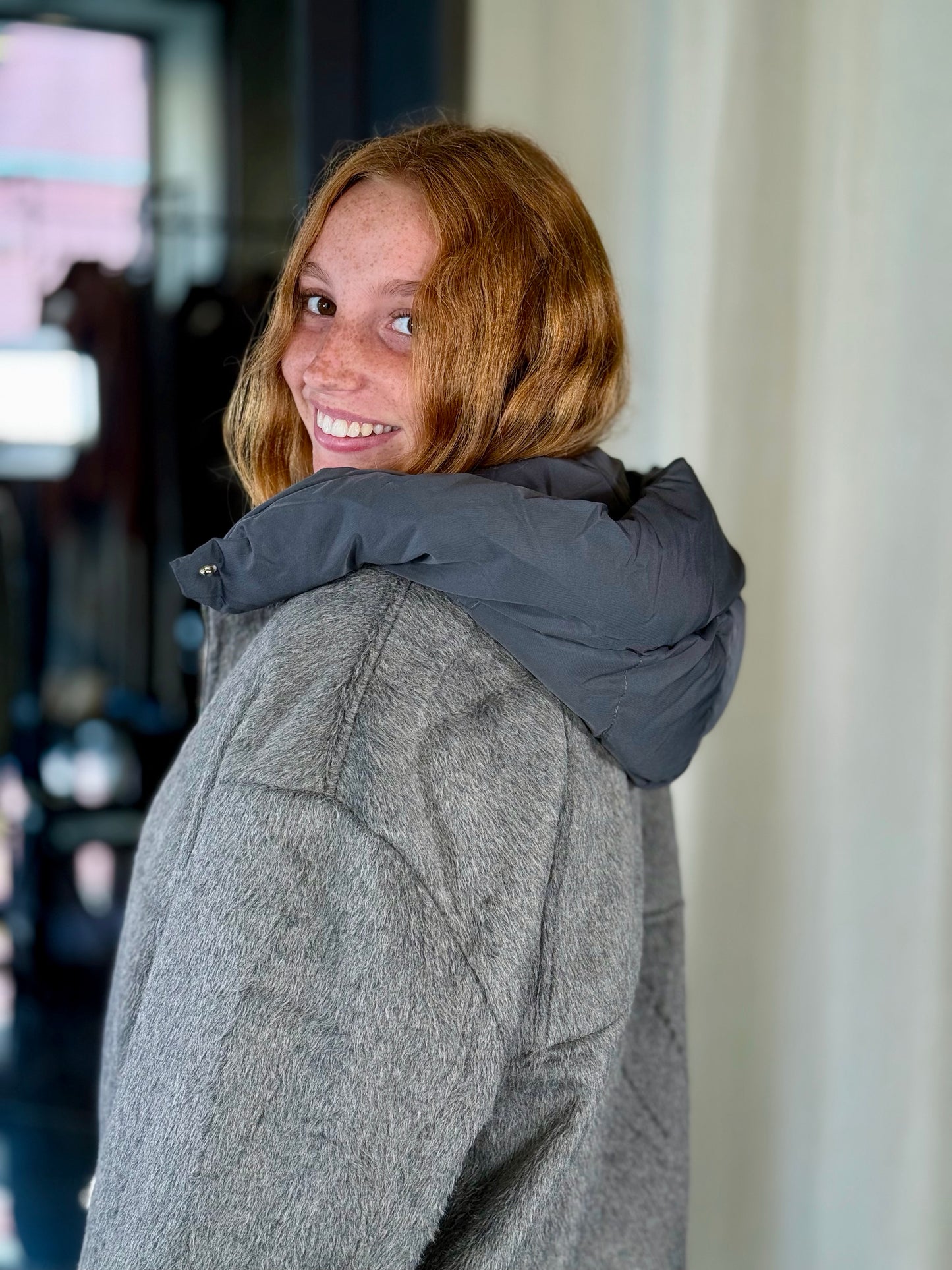 Giubbino effetto peluche grigio con cappuccio rimovibile 2211