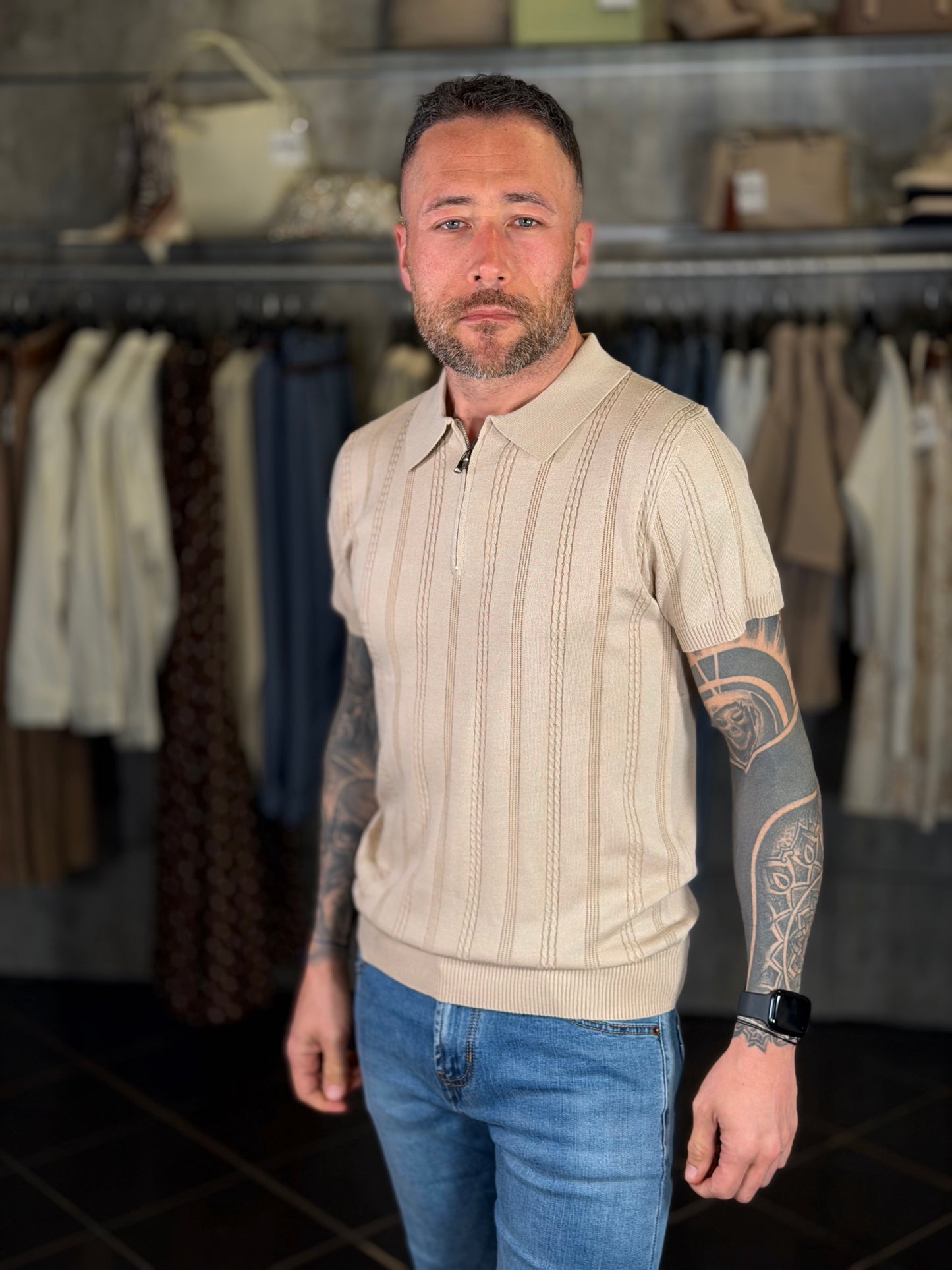 Polo con trama tono su tono in filo beige con zip 2121