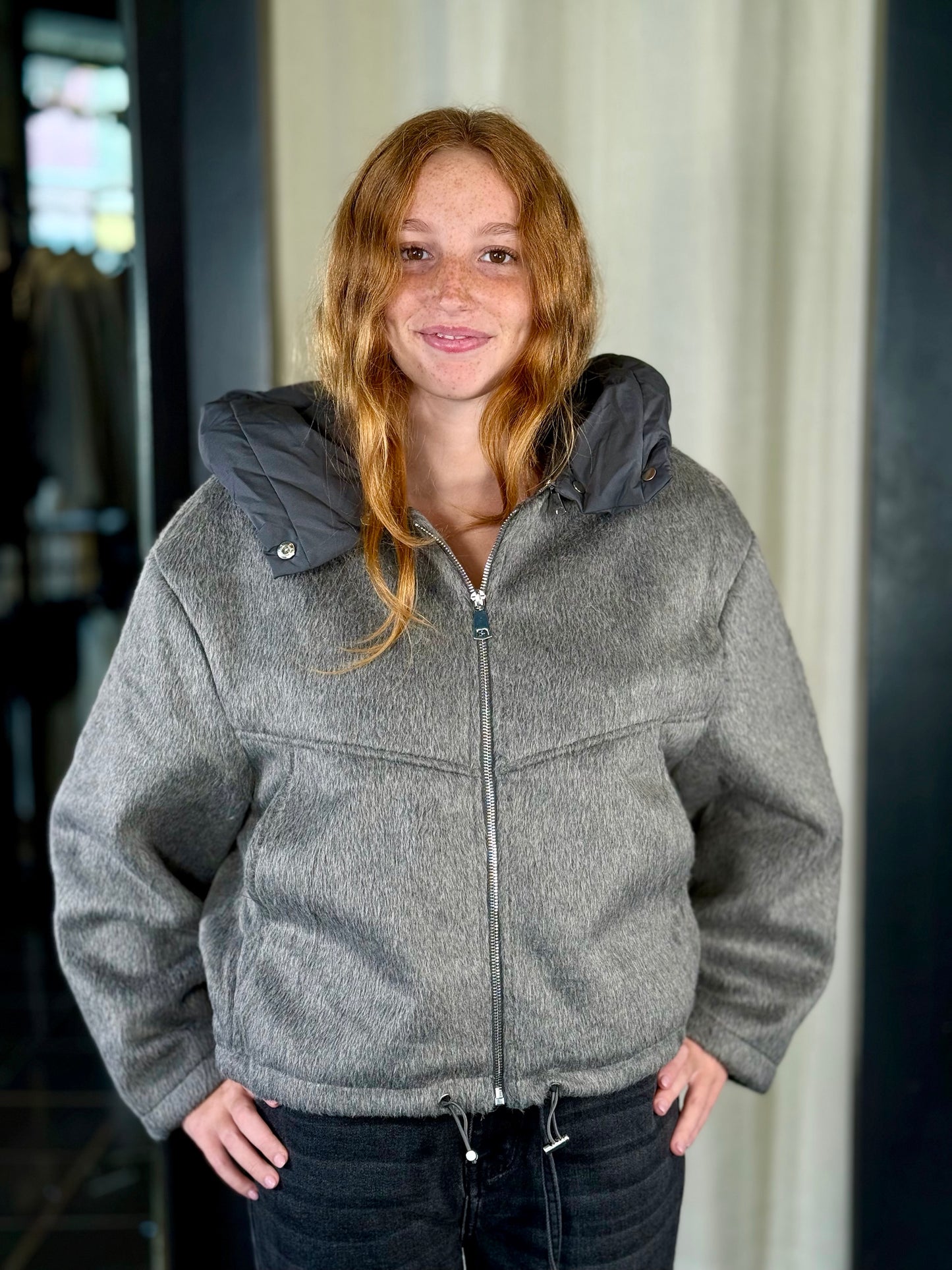 Giubbino effetto peluche grigio con cappuccio rimovibile 2211