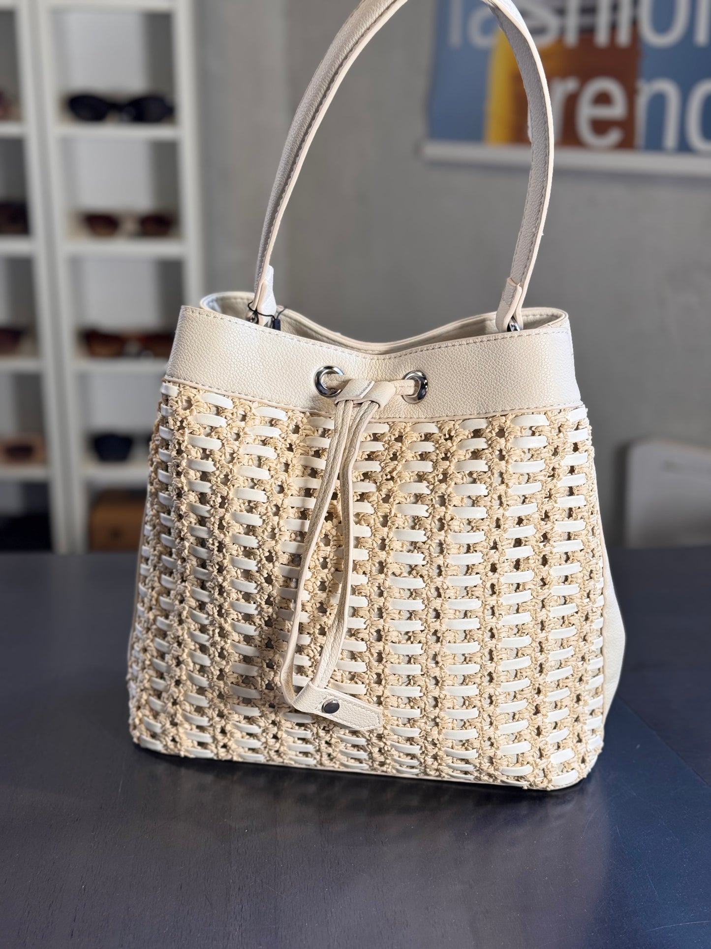 Borsa a secchiello sabbia con rafia beige e tracolla all’interno 2578
