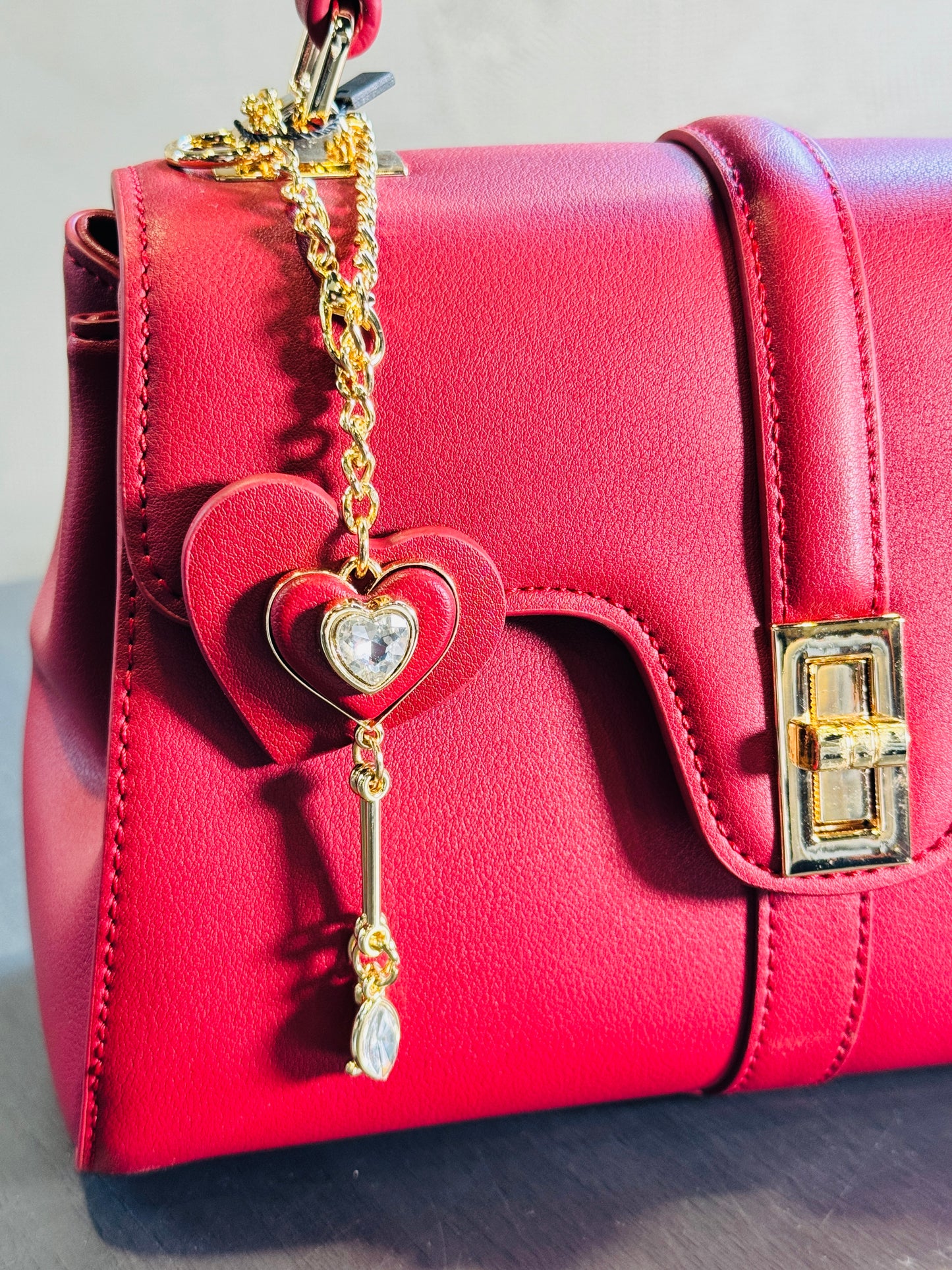 Mini bag bordeaux con tracolla all’interno e portachiavi 2367