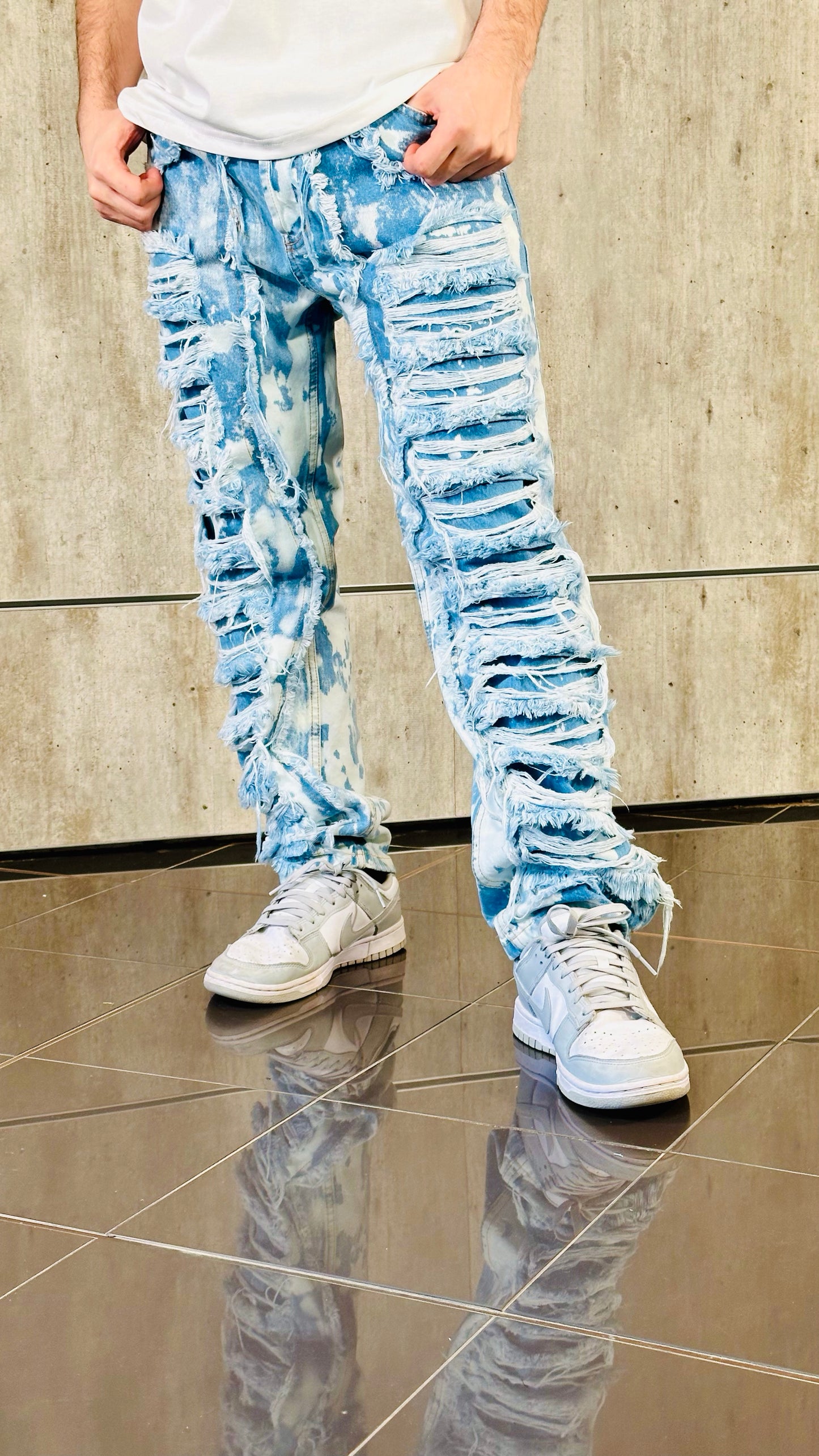 Jeans regular con strappi e schizzi 133