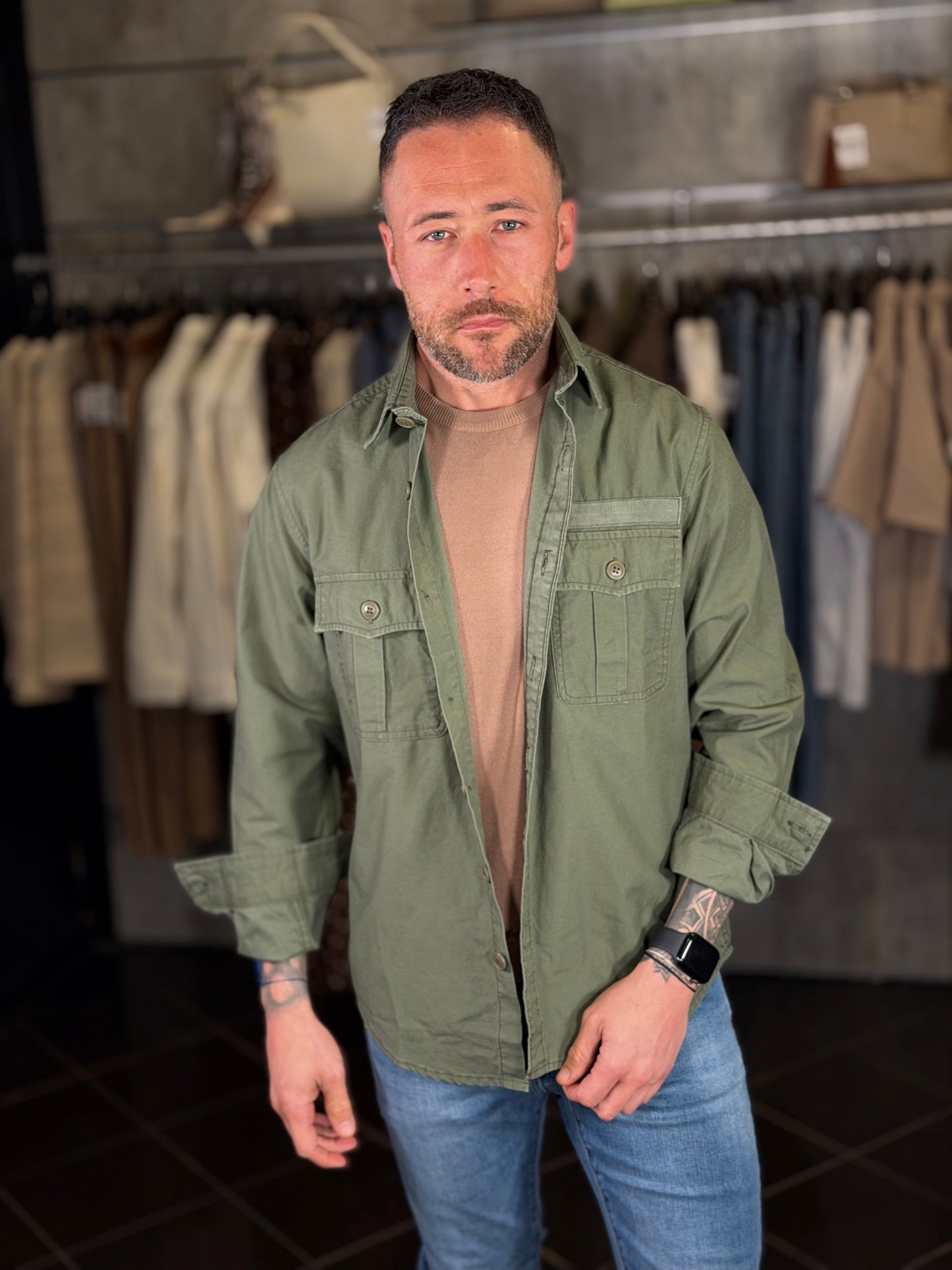 Camicia verde militare con tasche applicate 2103