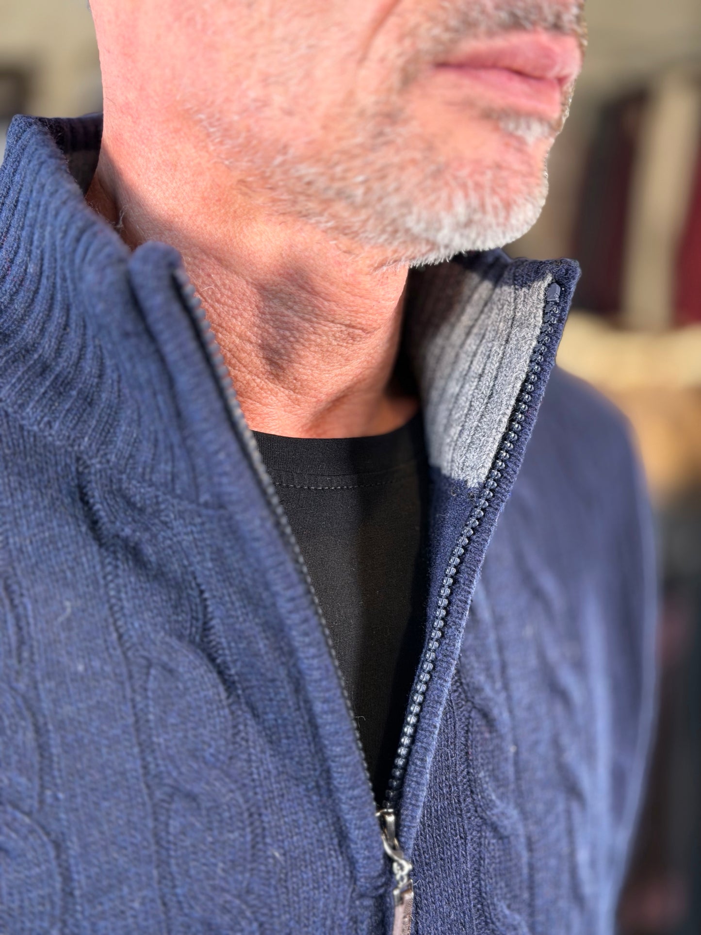 Maglione blu con trecce e zip 2591