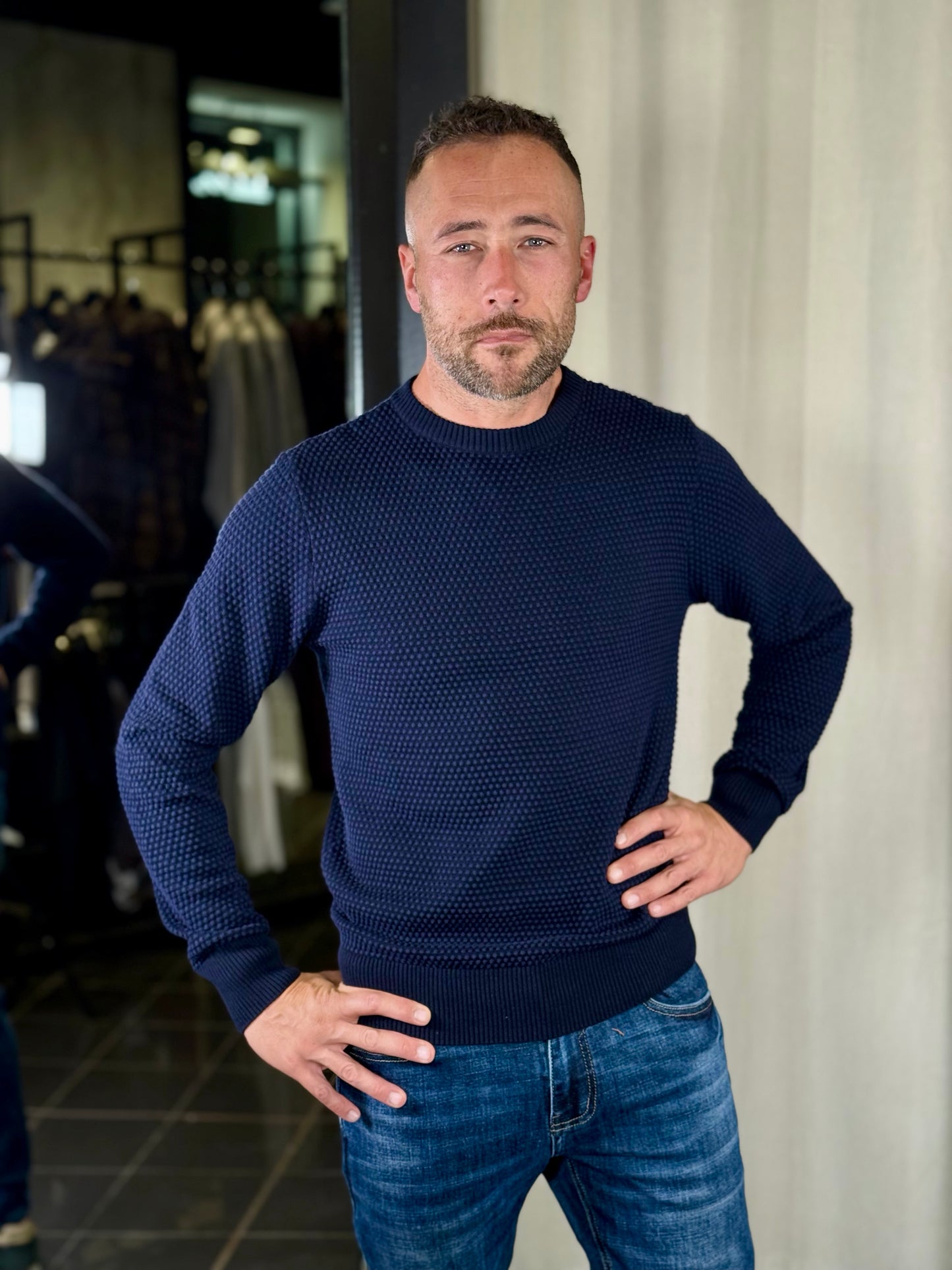 Maglioncino girocollo con pois in tono su tono blu 2353