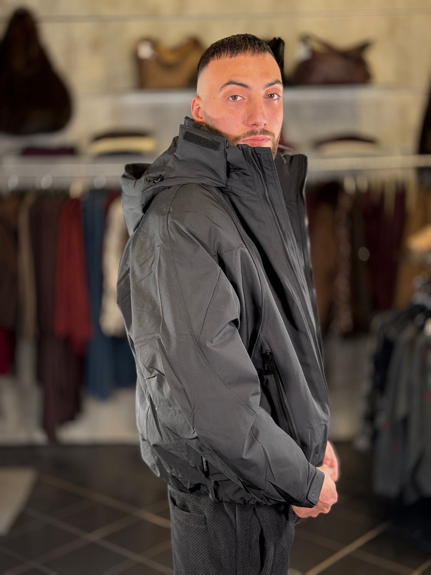 Piumino nero con cappuccio 2485