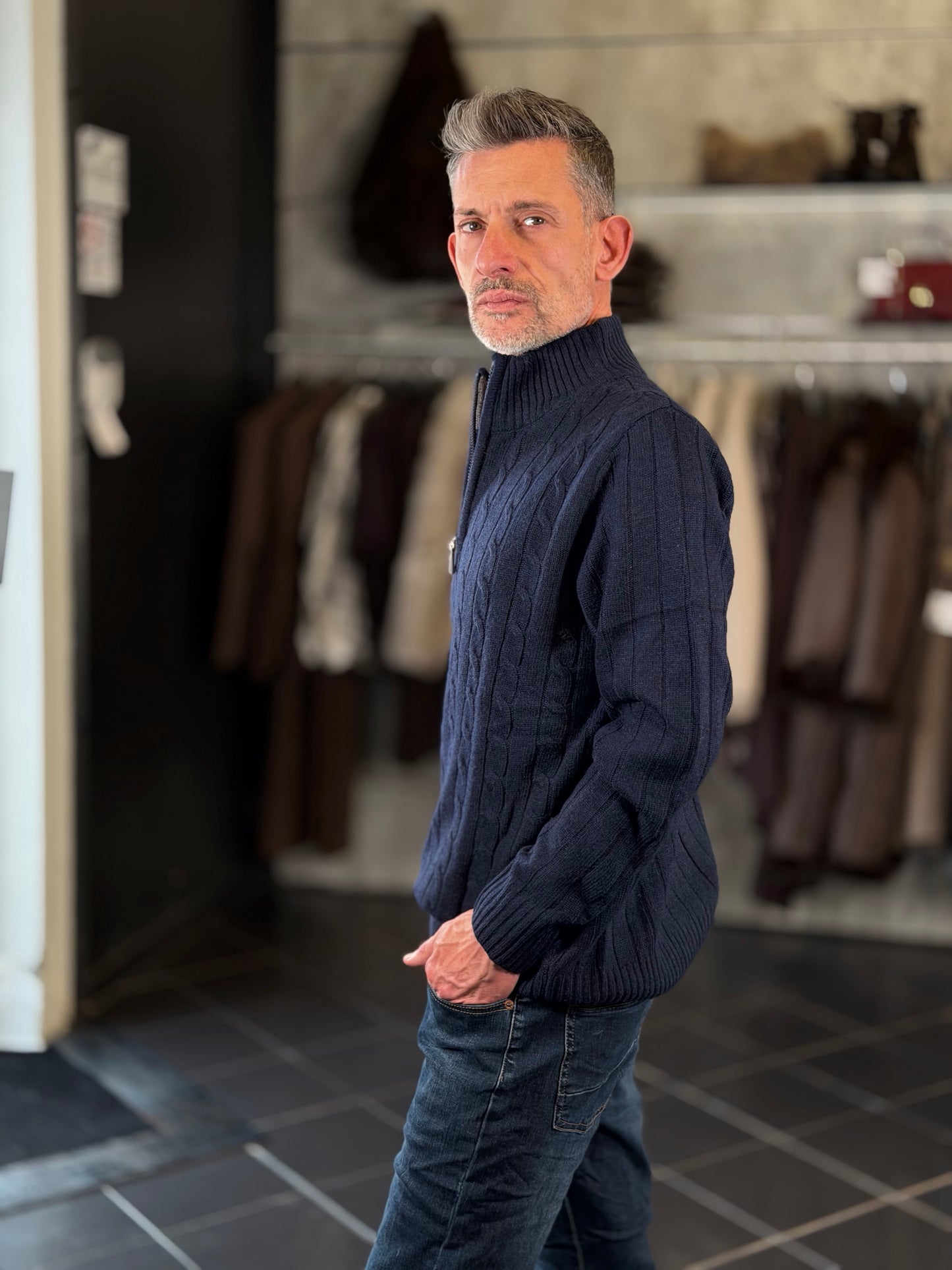 Maglione blu con trecce e zip 2591