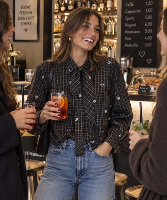 Camicia a quadretti con cravatta e cuori in taglia unica