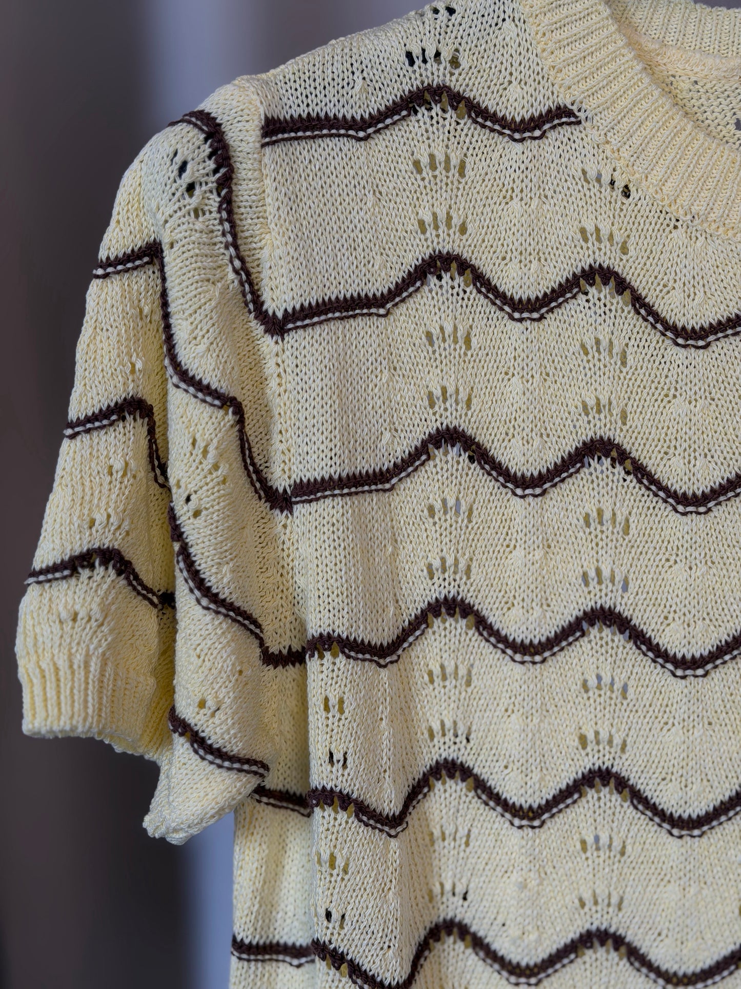 T-shirt in maglia gialla con righe marrone in taglia unica 2543