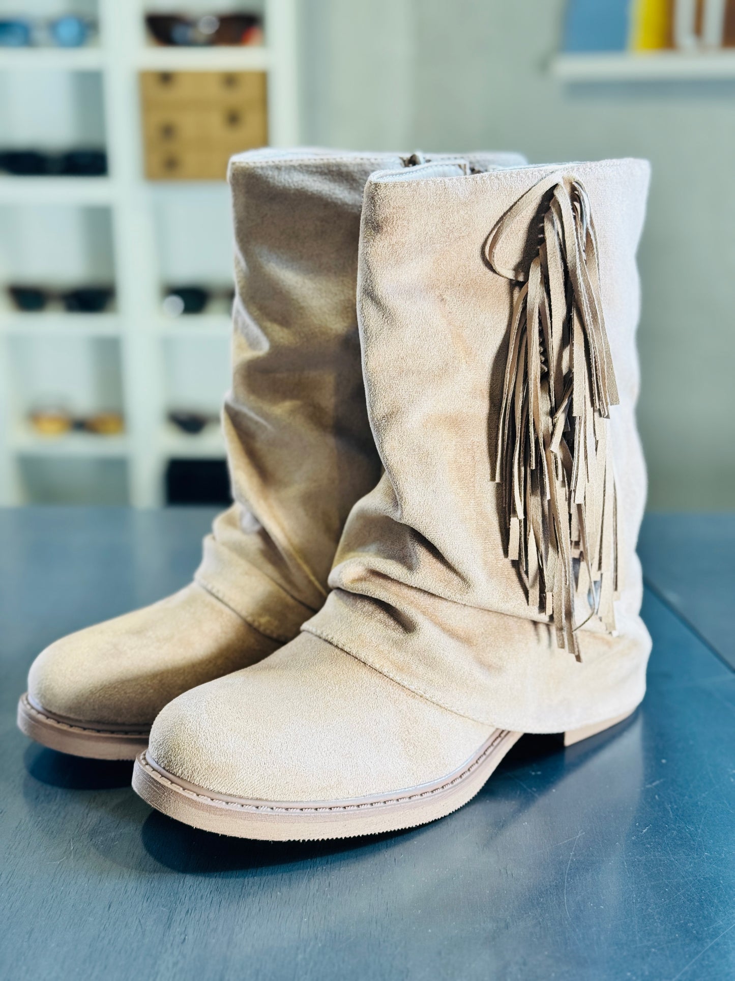 Stivale in effetto camoscio beige con frange 2072