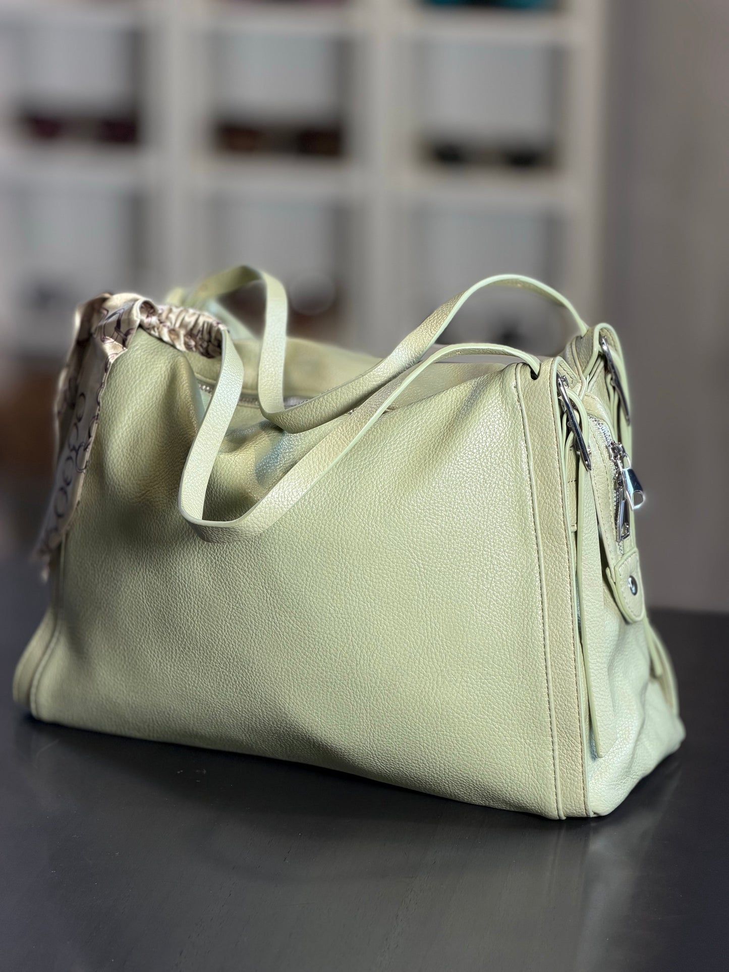 Borsa verde con foulard e tracolla all’interno 2085