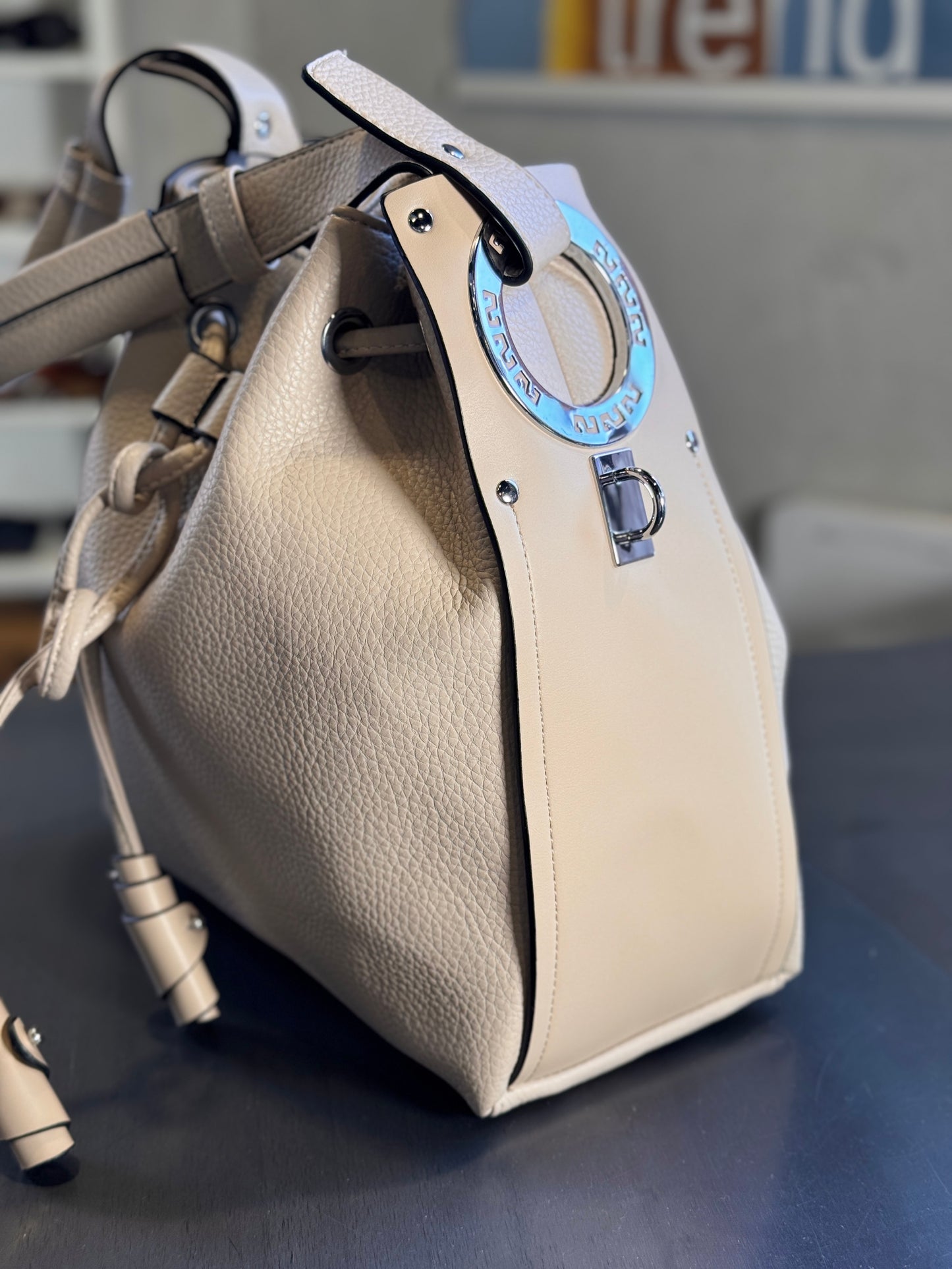 Borsa a secchiello beige con tracolla all’interno 2567