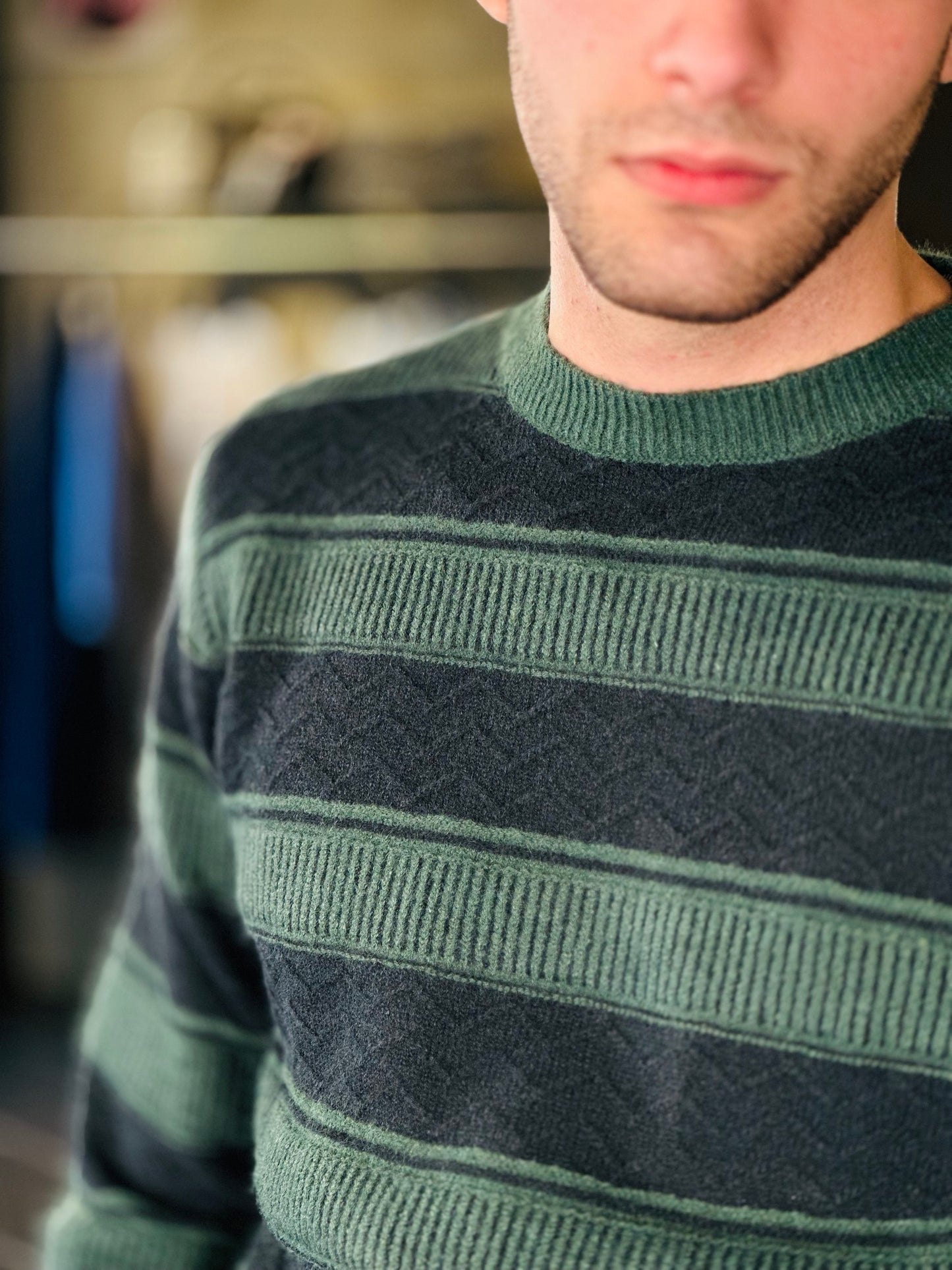 Maglione girocollo a righe verde e nero 127