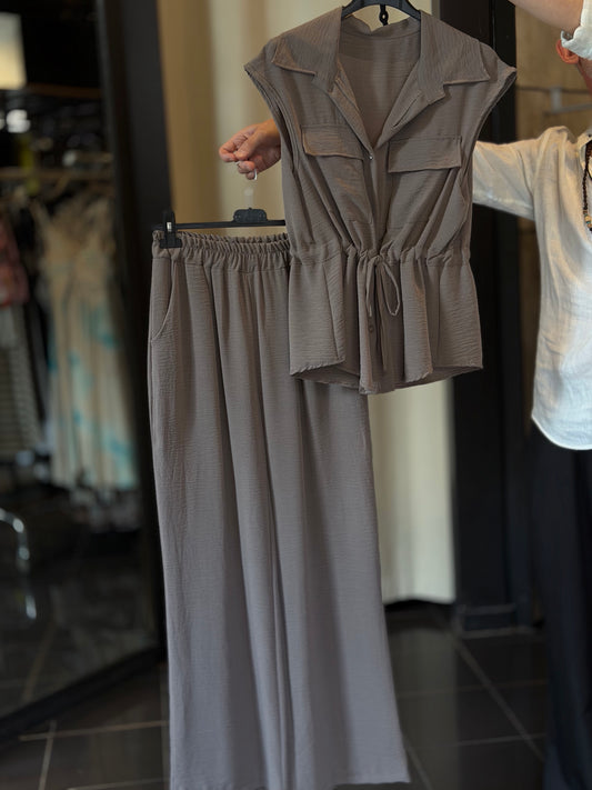 Completo (camicia smanicata + pantalone) taupe in taglia unica 2967