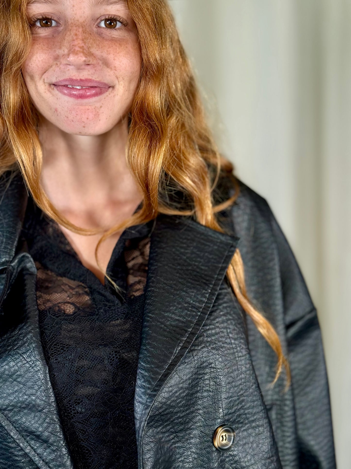 Giubbino in similpelle nero oversize con doppiopetto 2031