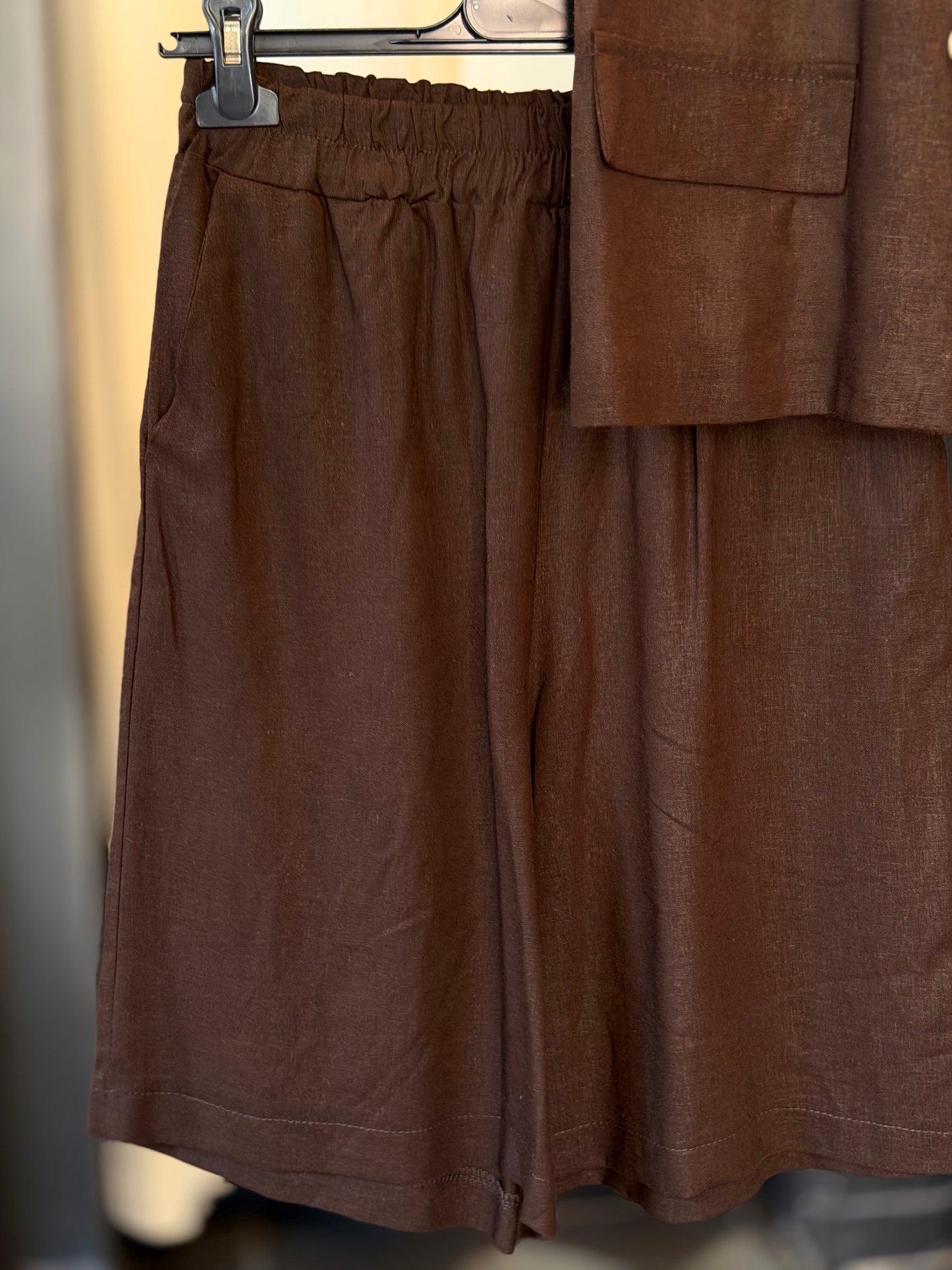 Completo (gilet doppiopetto + bermuda) marrone in taglia unica 2909