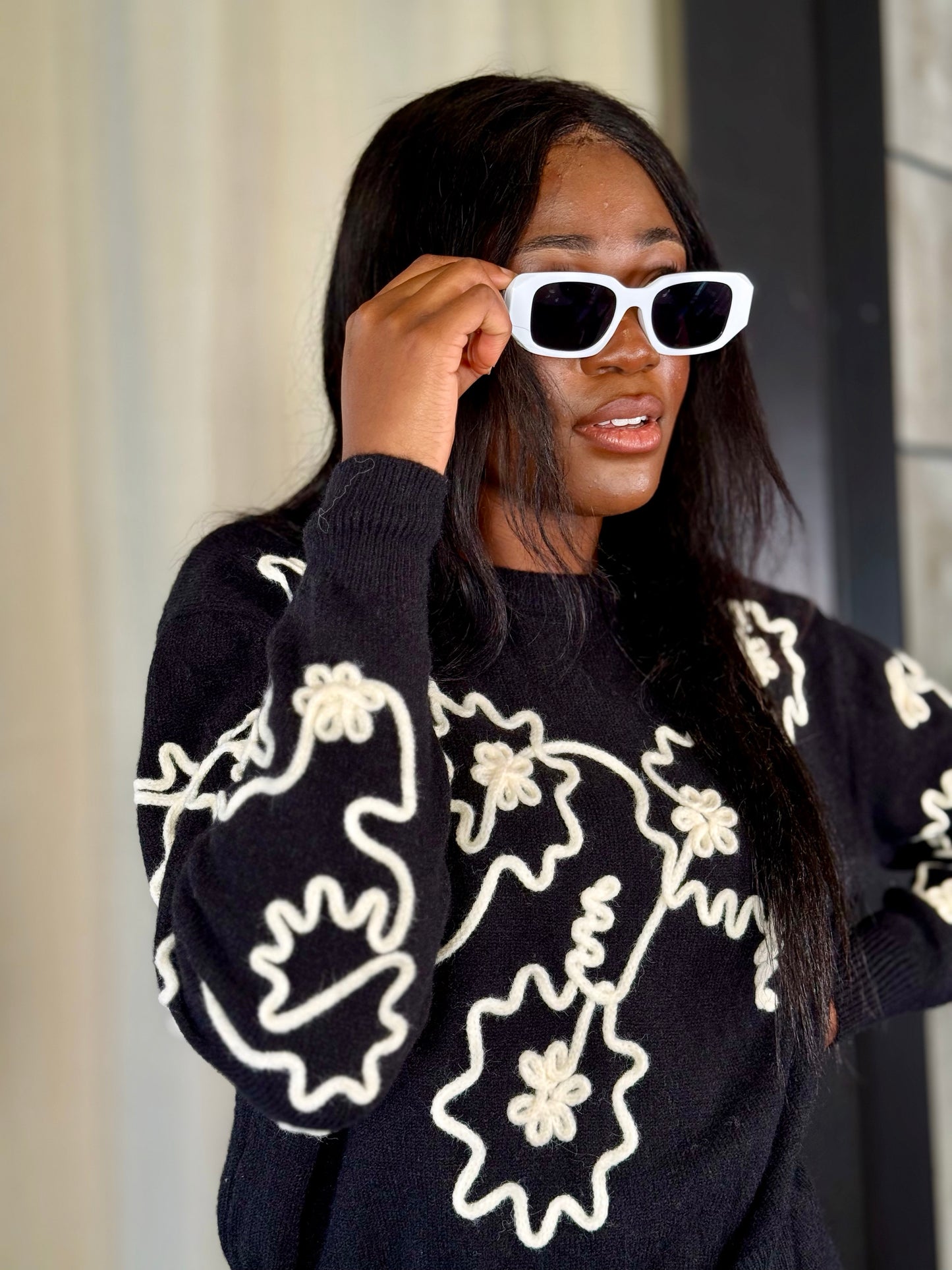 Maglione girocollo nero con ricamo panna in taglia unica 2226