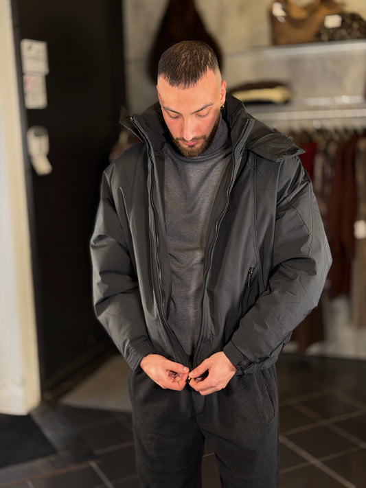 Piumino nero con cappuccio 2485