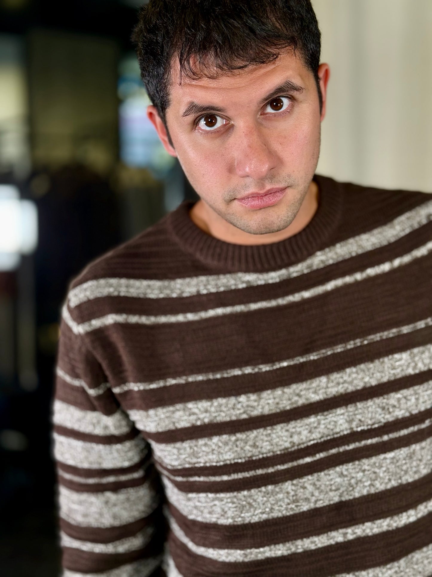 Maglione marrone con righe bianche 2304
