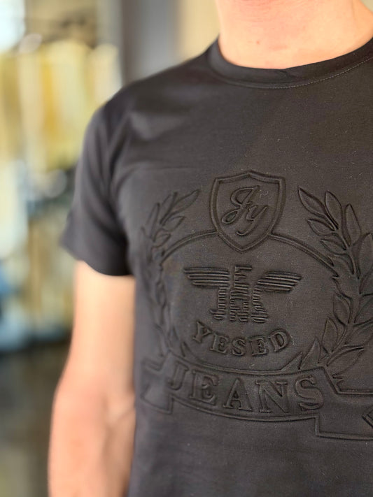 T-shirt nera con scritta in tono su tono 496
