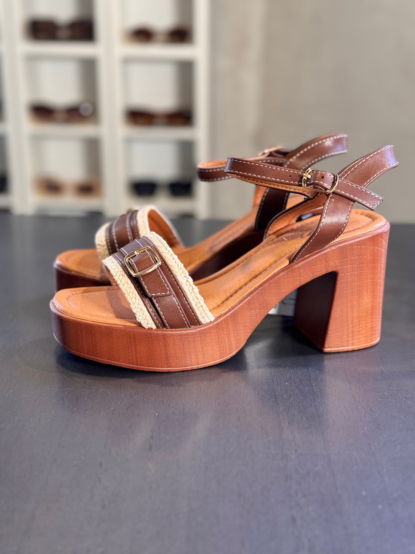 Zeppa effetto legno con fibbia marrone e bianca 2499