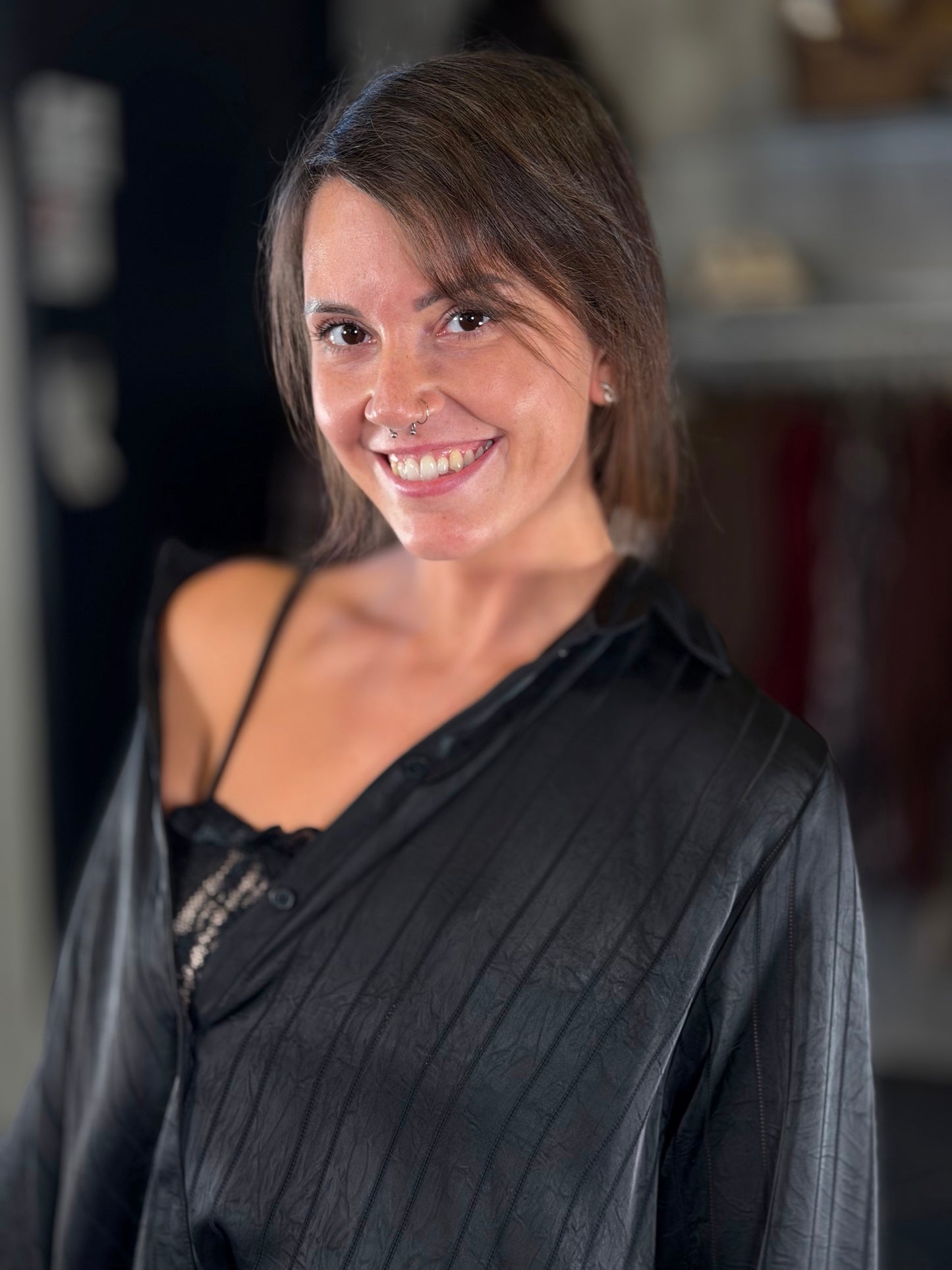 Camicia nera effetto satinato in taglia unica 2442