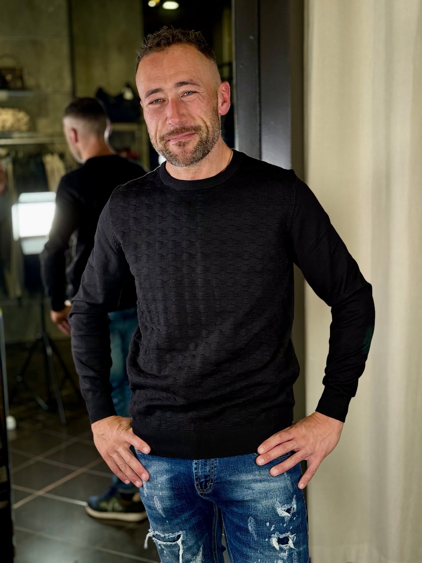 Maglioncino girocollo con trama tono su tono nero 2356