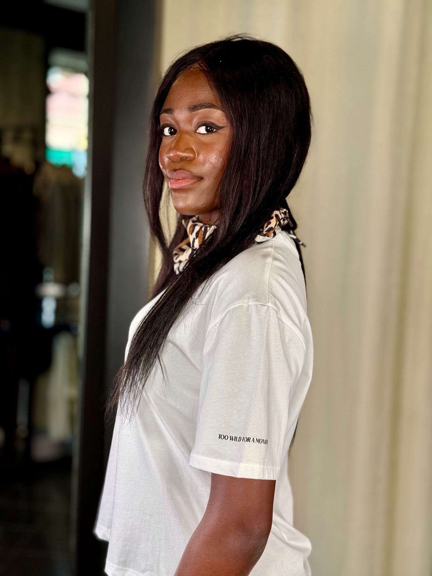 T-shirt oversize bianca con scritta e foulard leopardato in taglia unica 2030