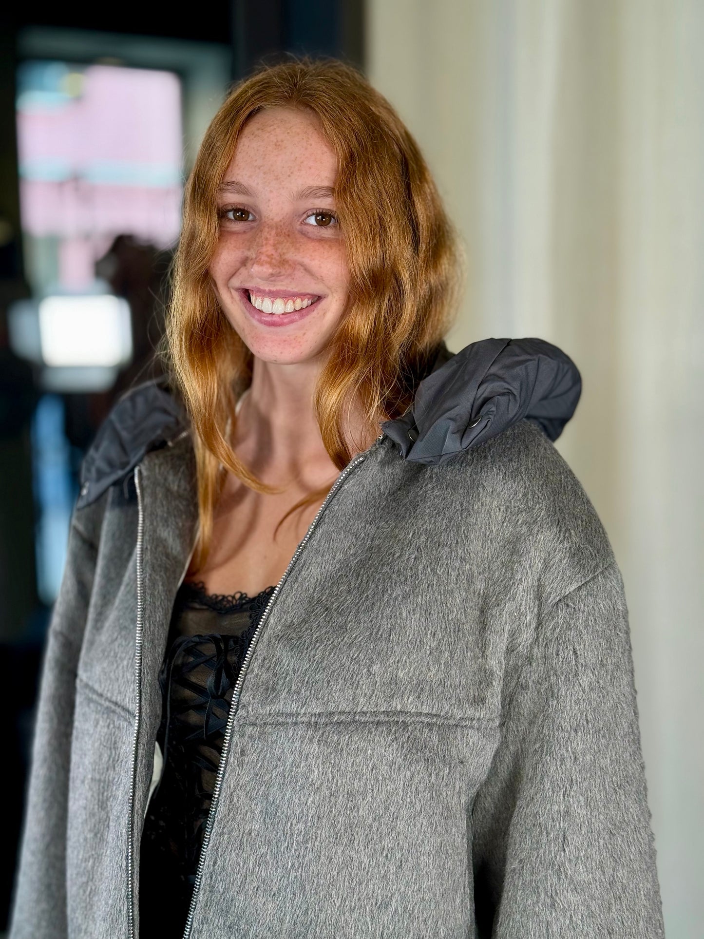 Giubbino effetto peluche grigio con cappuccio rimovibile 2211