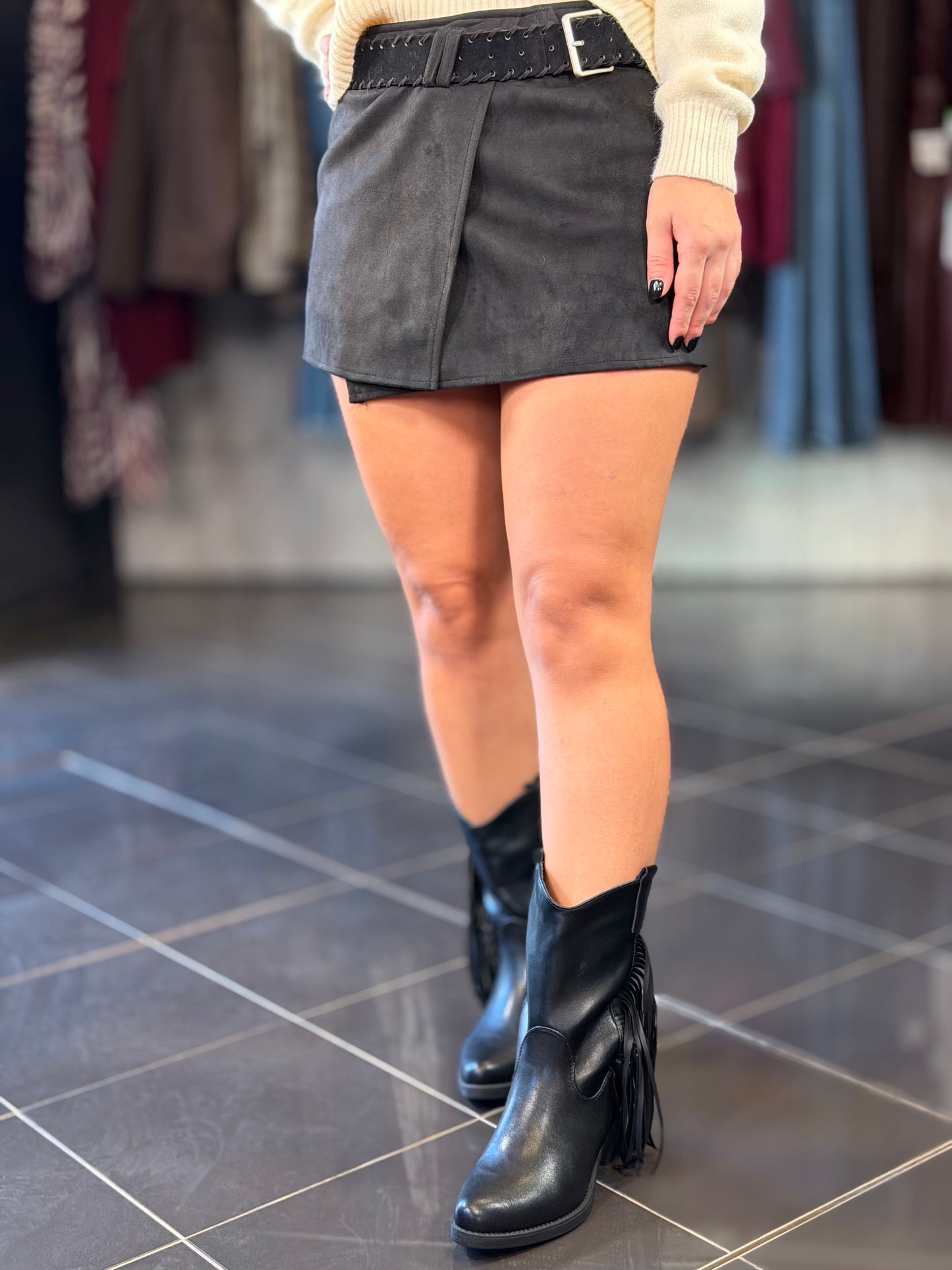 Mini gonna con pantaloncino sotto e cintura nera effetto suede 2432