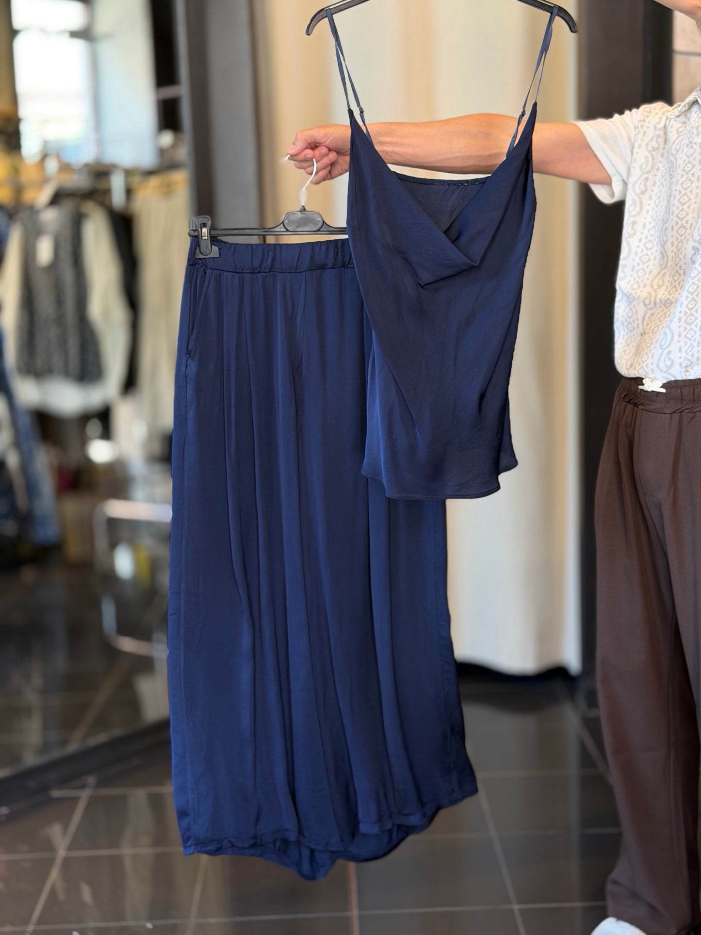 Completo (top + pantalone) effetto raso blu in taglia unica 2902