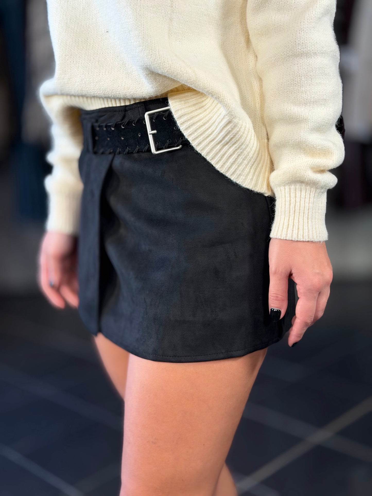 Mini gonna con pantaloncino sotto e cintura nera effetto suede 2432