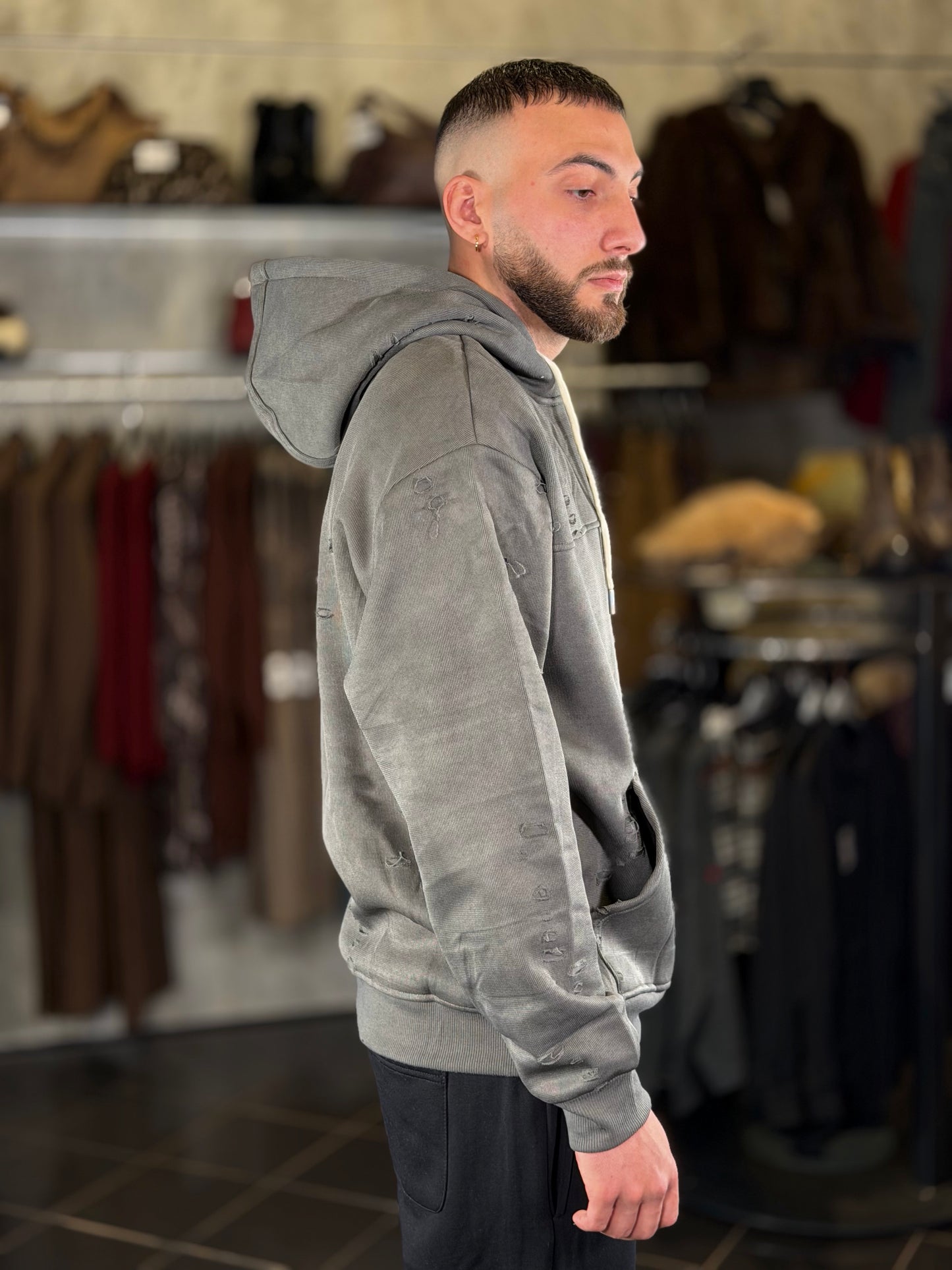 Felpa grigia con cappuccio e strappi 2520