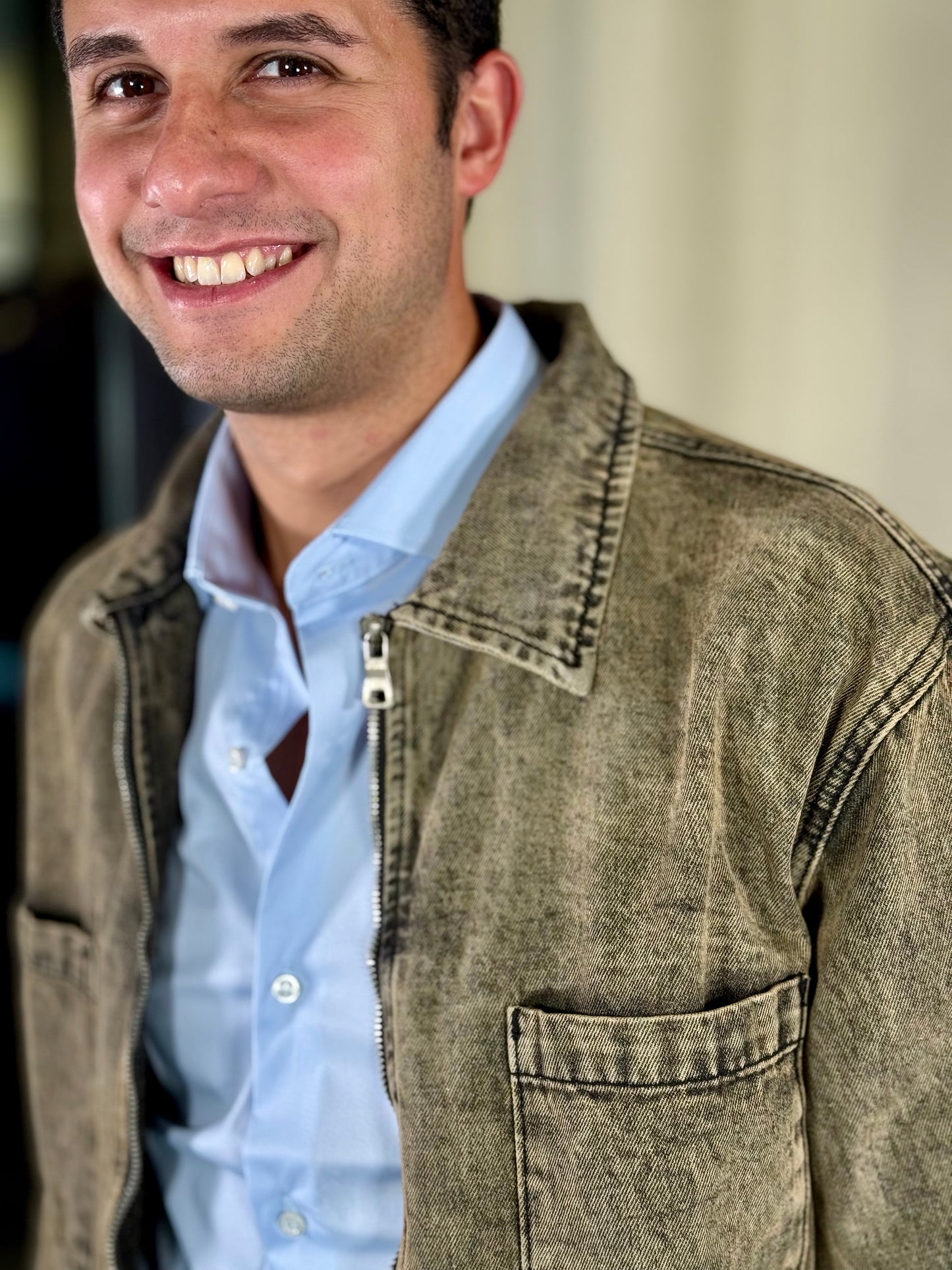 Camicia in jeans oversize grigio beige con tasche applicate 2090