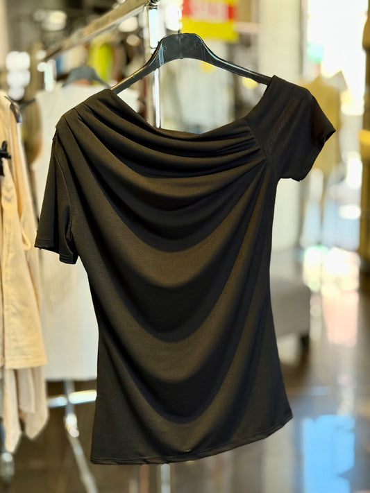 T-shirt asimmetrica nera in taglia unica 460