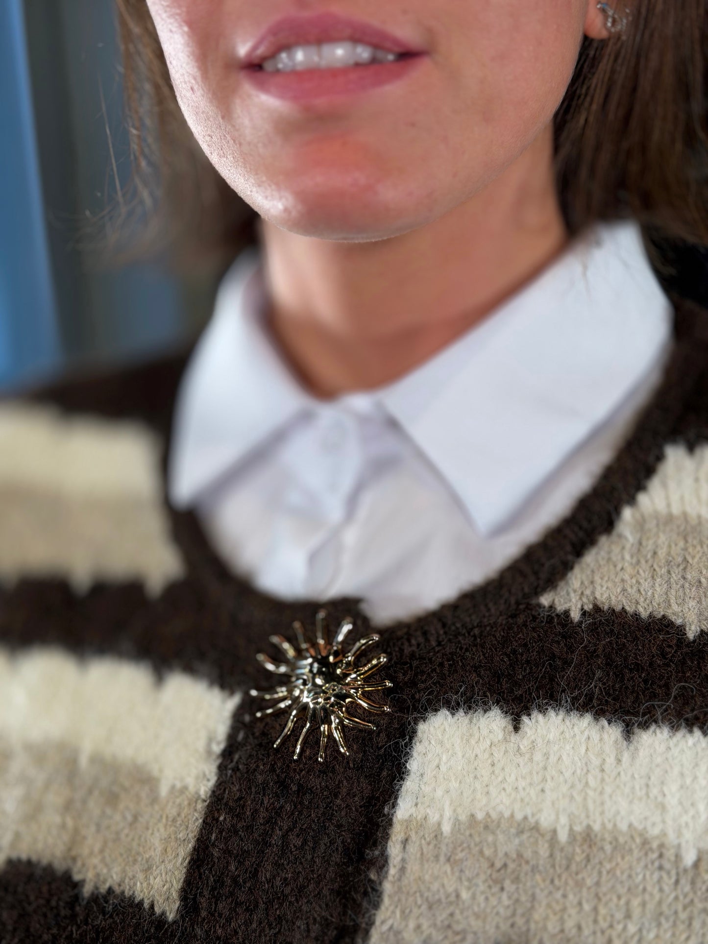 Gilet smanicato a righe marrone con bottoni gioiello in taglia unica 2450