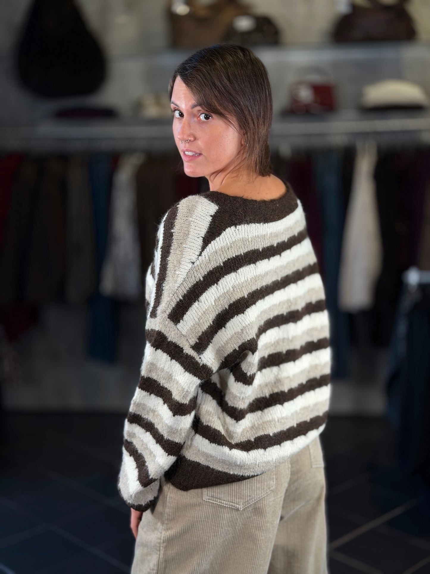 Cardigan a righe marrone e beige con bottone gioiello in taglia unica 2444